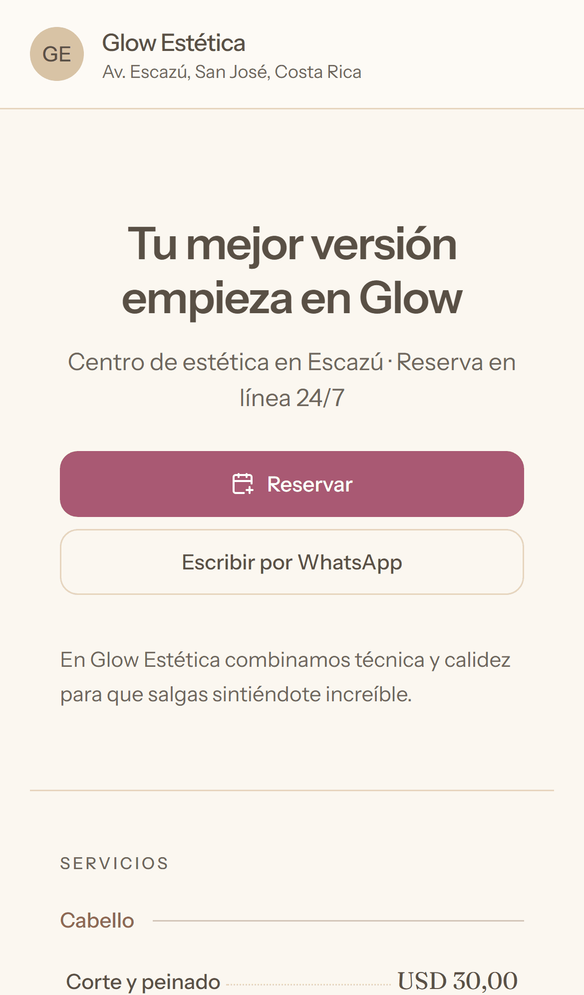 Captura de la página pública de un centro en la pantalla de un teléfono, con sus servicios y el botón de reservar.